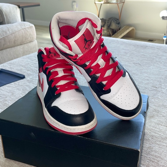 Nike Air Jordan 1 Mid - Picture 1 of 5